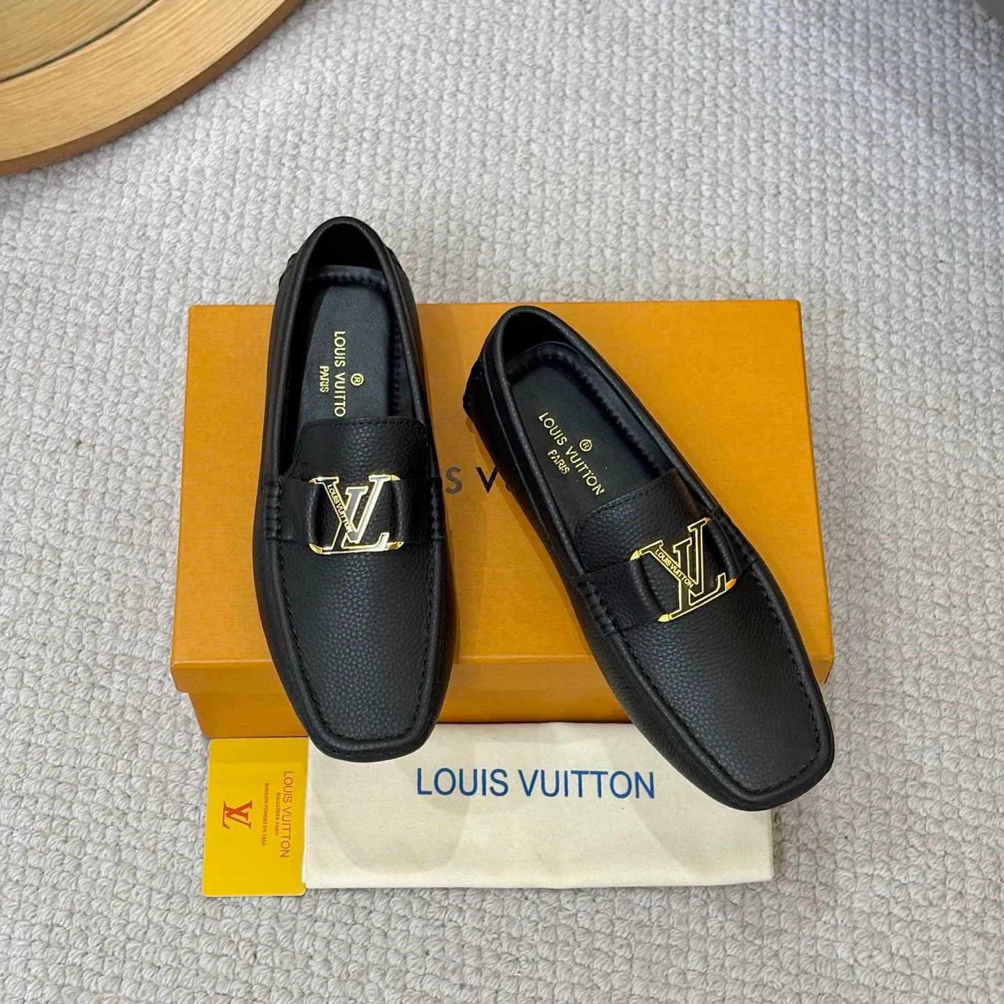 Men's men's shoes 💰420 (Yangli) LV 2⃣️0⃣️2⃣️5️⃣Spring and summer counter GLORIA series models ✈️Original factory special leather production, original last type. A classic driving slip-on casual shoe that shows an elegant style with exquisite craftsmanship details such as Monogram embossing all over the upper🌀Italian imported calfskin fabric Sheepskin foot pads➕Inside～Private mold replica sole Unique style Comfortable driving slip-on Size: 4-12 (38-46) Comes with [Counter packaging: original box, wrapping paper, card, instruction manual, shoehorn, cloth bag] No pressure to enter and leave the counter!